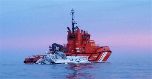 Záchrana posádky z potápějícího se katamaranu