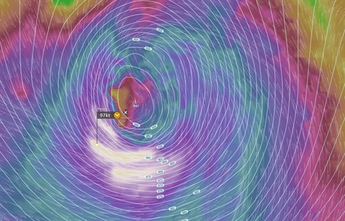 Bouře: 99 uzlů, 13 metrů vlny