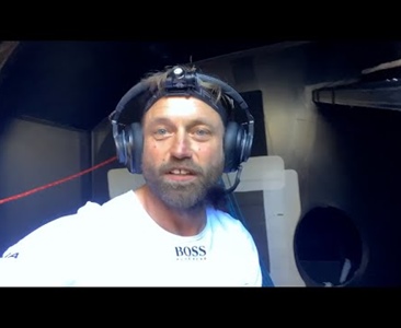 Praskliny na Hugo Boss