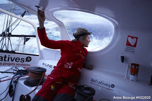 Samantha Davies po kolizi míří na sever