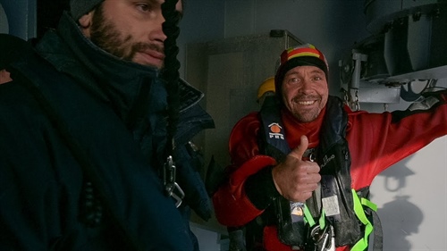 Escoffier skočil přes palubu, Le Cam pokračuje sám