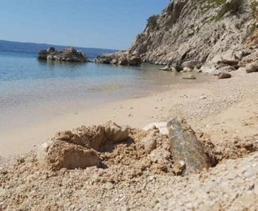 Bomba na pláži, kyjovky svobody zbavené a depistolizace v Zadaru