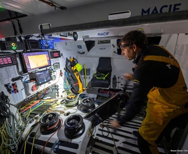 140 mil do cíle Vendée Globe