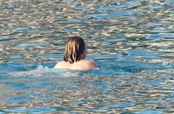 Motorový člun těžce zranil plavkyni