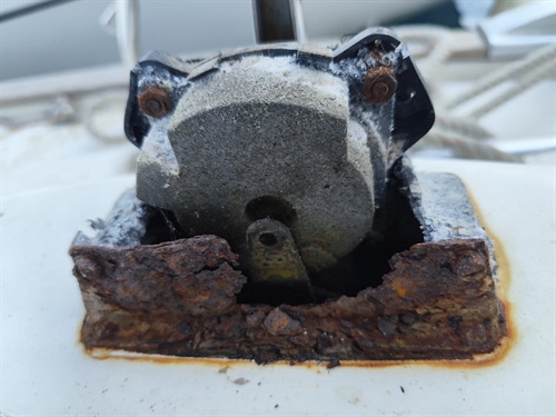 Řadící páka na charterové jachtě