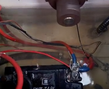 Voda v lodi, baterky pod vodou