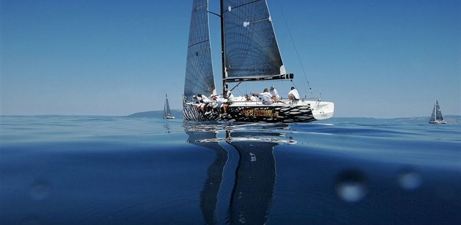 Chcete plout rychle ve slabém větru?